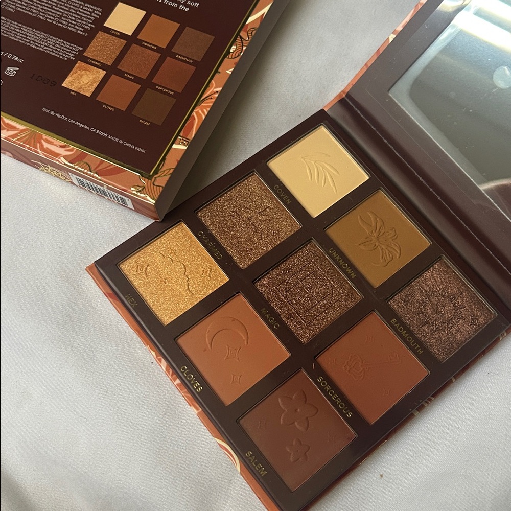 NWT HIPDOT WITCHY WARMS PALLETTE